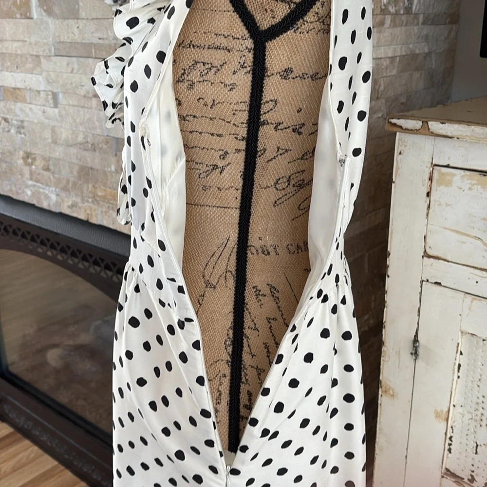 Kate Spade 100% silk white black polka dot sleeveless ruffle top dress. Size zip